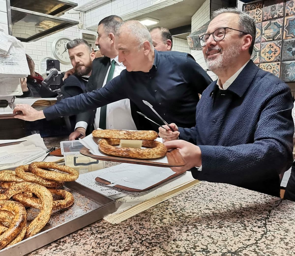 AK Parti'li Kasapoğlu, İzmir'de vatandaşlarla sahurda bir araya geldi
