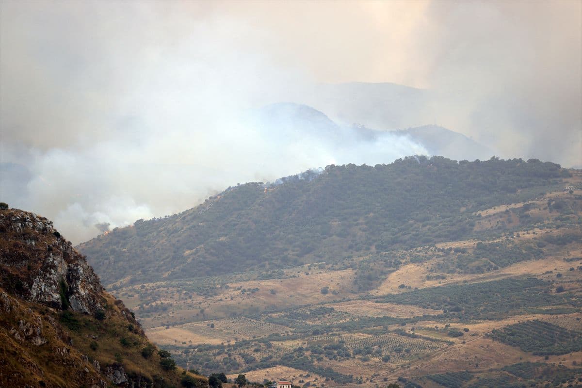 Sicilya'da Orman Yangınları Evleri Tehdit Ediyor